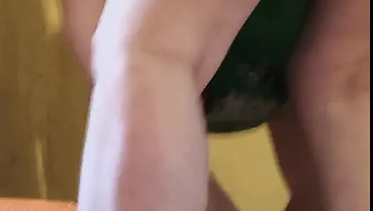 Orta yaşlı seksi kadın külotsuz yerleri yıkıyor ve kıllı amını gösteriyor.