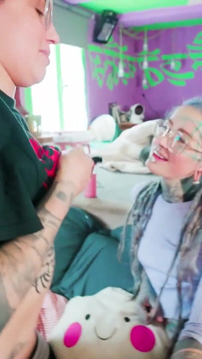 Trio anal d’une grosse nana gothique en POV avec ma bite tatouée | Clip 1