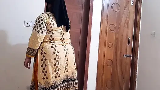 Hintli büyük götlü hizmetçi patron tarafından sikiliyor