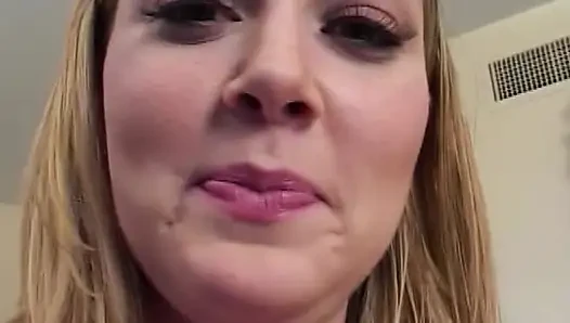Blonde Schönheit und der große schwarze Schwanz
