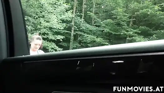 Reife brünette werden im freien geritten