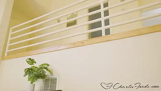 Charlie Forde doğum günü kutlaması için adamın yarağını keşfediyor