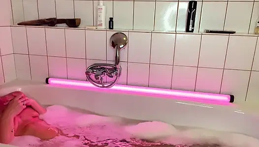 Trio fistfucking dengan milf pirang, latina panas dan pria tua