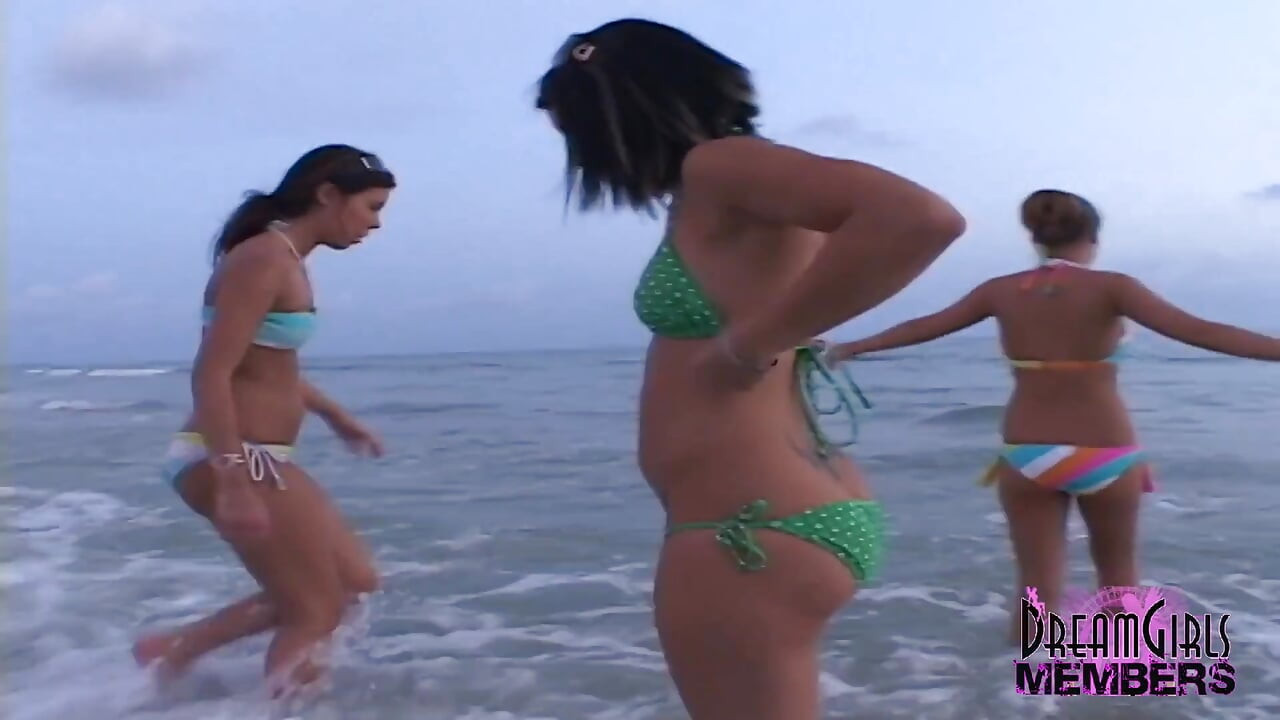 Drie hotties zoenen en worden topless op een openbaar strand