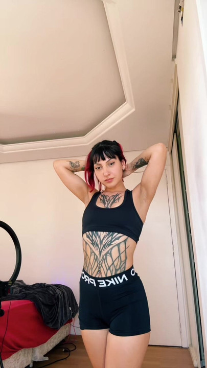 roztomilá latina s tetováním