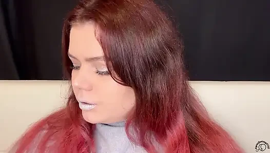 Cewek seksi rambut merah ini dientot habis-habisan sampai mengerang keenakan