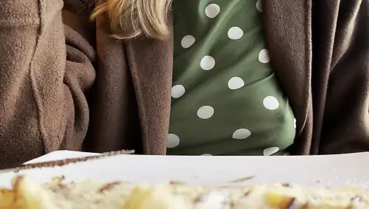 Necken leute mit meinen nippeln in einer hauchdünnen bluse in einem restaurant beim abendessen