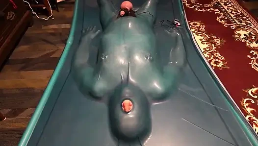 Раб с электрическим пыткой члена и члена в вакуумной кровати