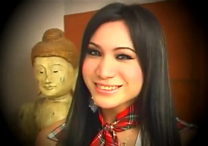 İki genç büyük memeli Asyalı travesti göt sikişi arasında klasik sikiş