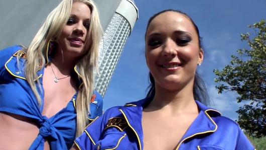 Reife cheerleader-schätzchen essen muschi und lutschen schwanz wild