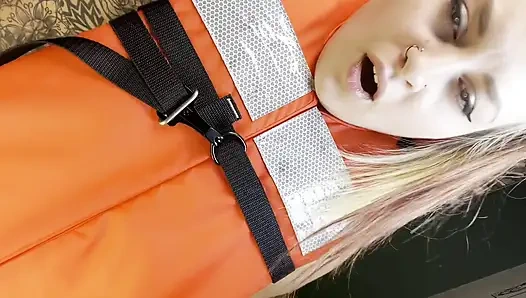 Yaşam yeleği denemesi ve dildoya binme önden görünüm ve arkadan görünüm