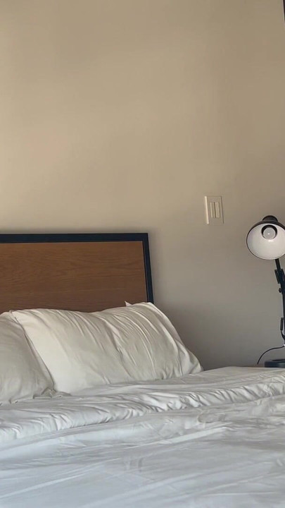 La pornostar latina miLF, Ely Marquez, invita uno sconosciuto a caso nel suo hotel per scopare . Clip 1