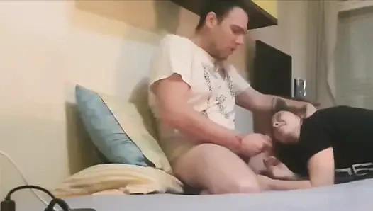 Haushälterin Lutscht Den Schwanz Des Hausbesitzers