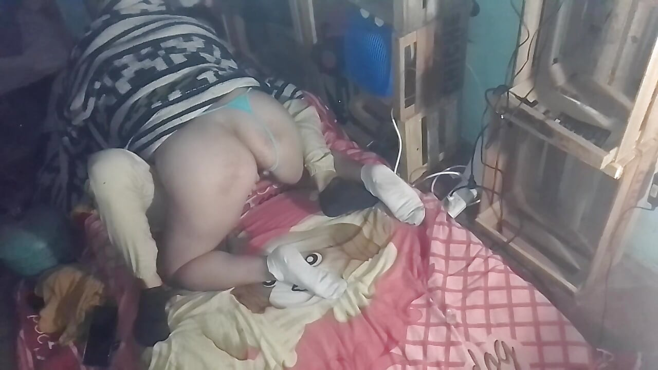 Dưới chăn, tôi hôn cô ấy và chạm vào cô ấy