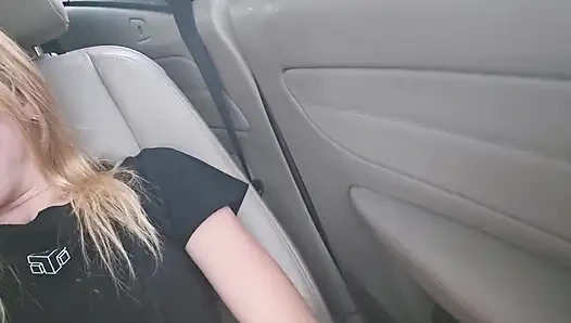 Симпатичная блондинка трахает свою киску дилдо, пока ее водителю в Uber приходится наблюдать
