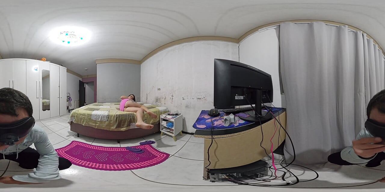 Yalnız ev hanımı internet teknisyenlerine karşı koyamıyor ve kocasını aptal durumuna düşürüyor!