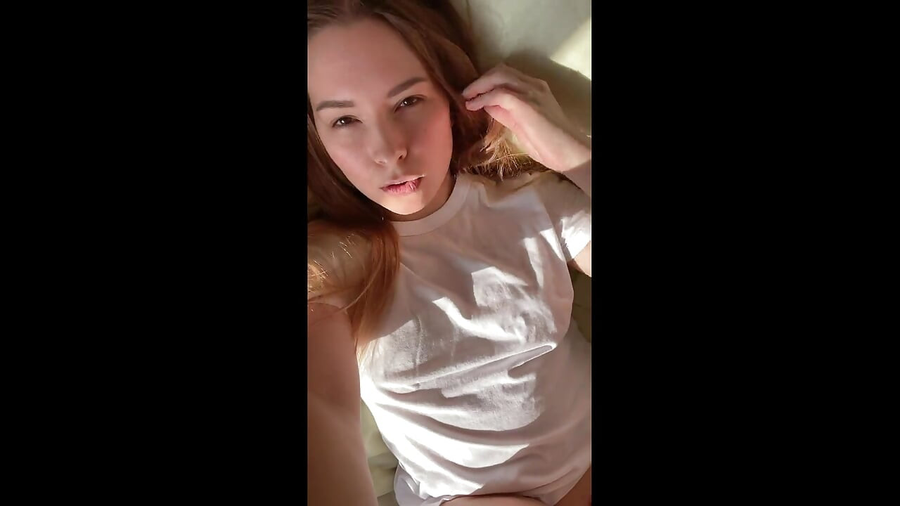 โชว์ตัวเองที่กล้องและโชว์ขา