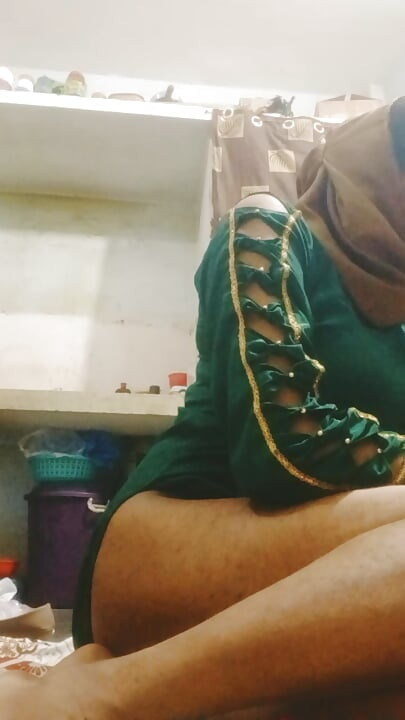 Green suit main sexy dikhti hui urvashi rani