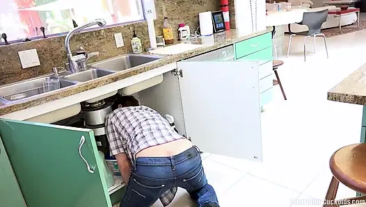 Zoe clark nyepong kontol pria lain demi suaminya