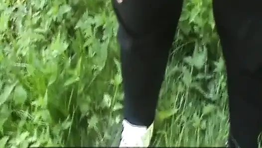 Dışarıda Dikkat Et, Ayakkabılarla Bile Işemeyim.