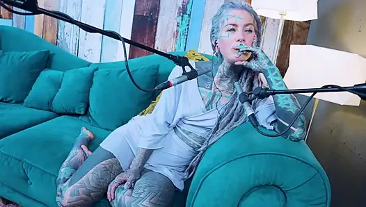 Ich spreche über N - Needed - ASMR podcast SFW spricht goth dünnes mädchen dreadlocks tattoo-modell inked mädchen