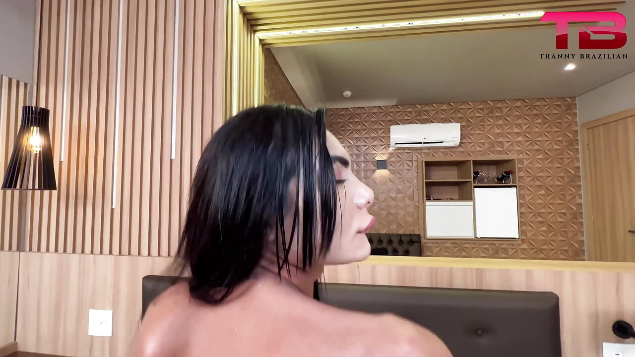 Kelly Melo oturuyor ve sert bir yarağın tadını çıkarıyor