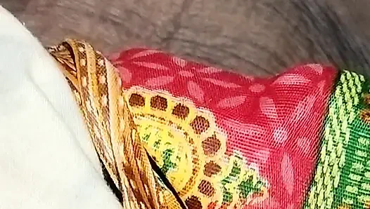 Ateşli Hintli hizmetçi ekstra bonus için patronuyla emiyor ve sikişiyor