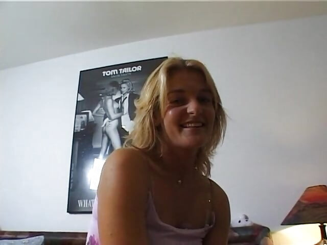 Blond dziwka bawi swoją cipkę
