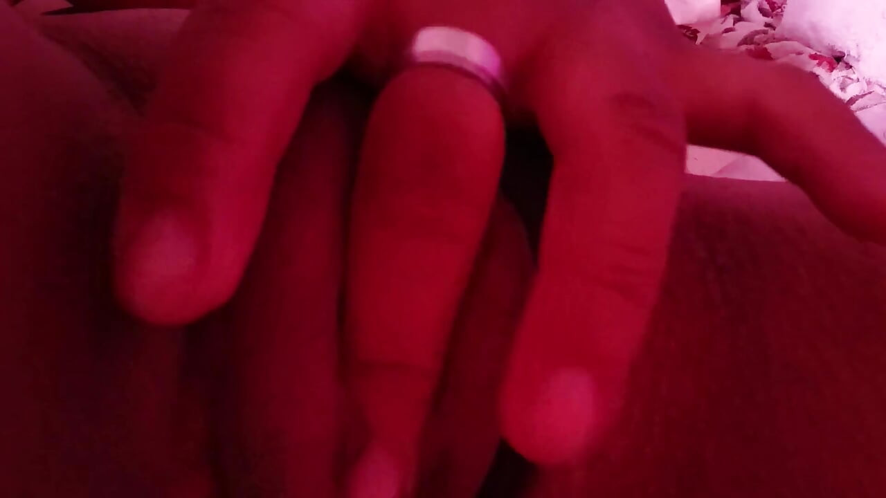 瘦弱可愛的女孩自慰。