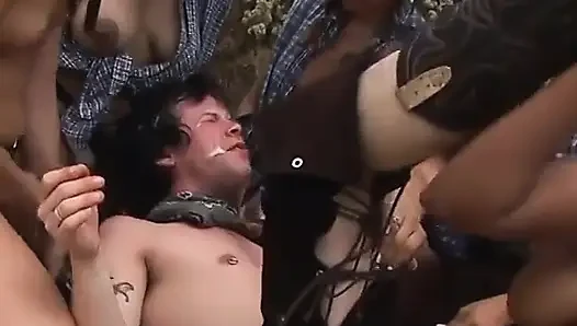 Kovboy kızlar açık havada edepsiz kovboyla sikişiyor