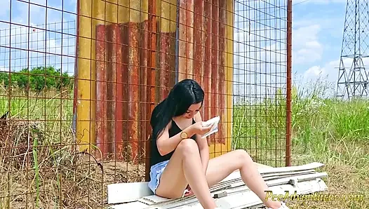 Сексуальная брюнетка писает быстро рядом с домом в строительстве