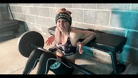 Холодная погода не является оправданием, чтобы не получить тренировку в, поскольку Lora будет продемонстрировать