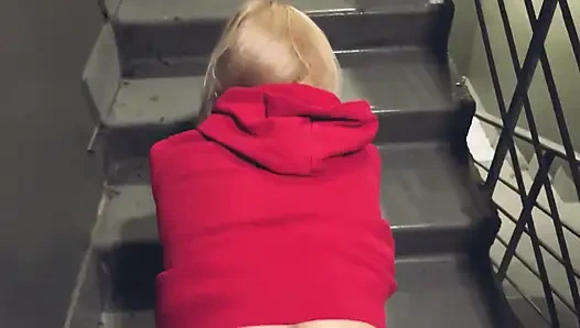 Roter Kapuzenpullover, Öffentlich: Auf Den Stufen Gebeugt, Feuchter Hund Im Eingang