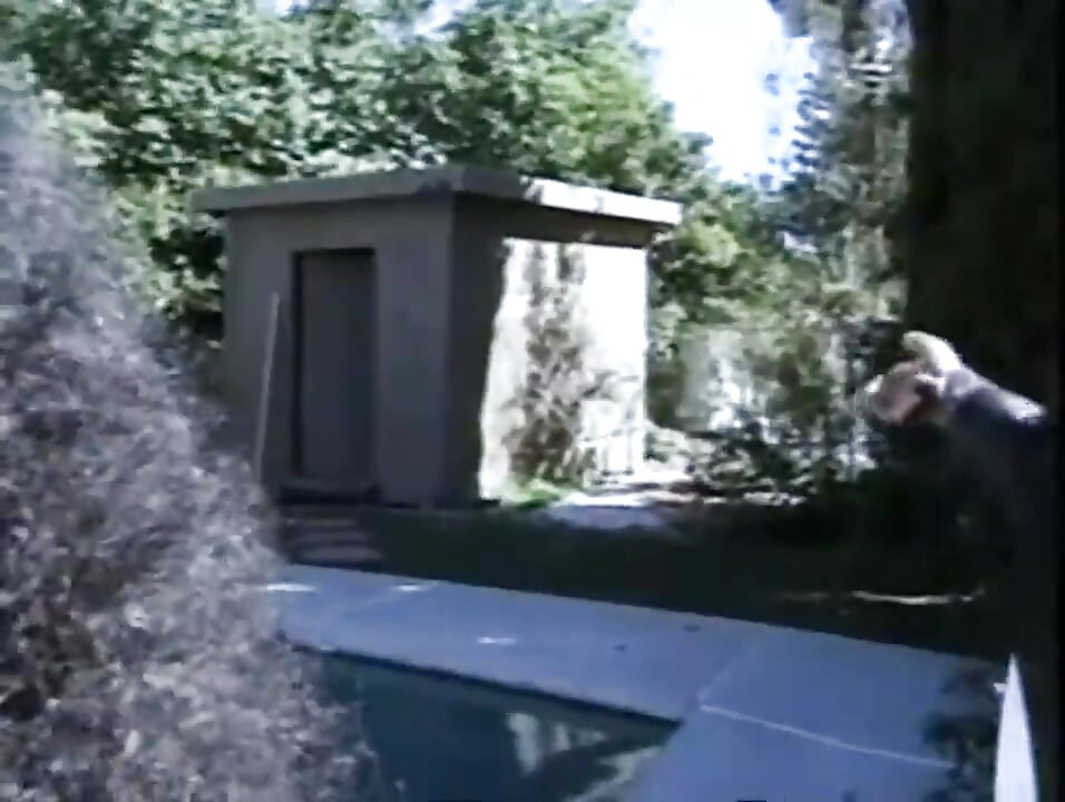 Огромен черен хуй в путката в задника