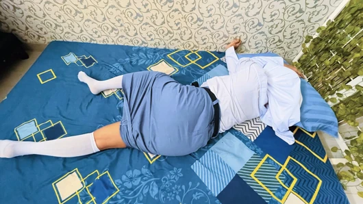 Highschool-student feiert abschluss mit ihrem freund