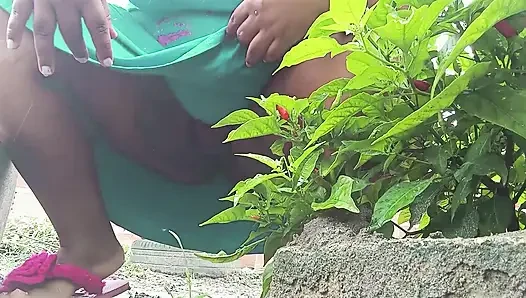Heiße bBW mit behaarter muschi pisst in den busch