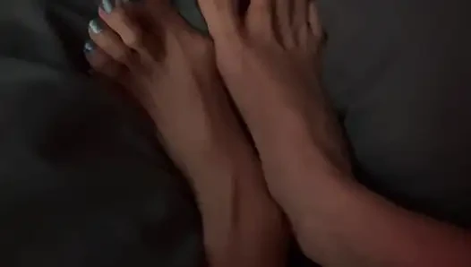 Melove zeigt ihre sexy kleinen füße auf meinem kissen