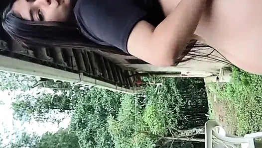 Yulieth gomez lagi asik muasin memeknya sendirian di taman