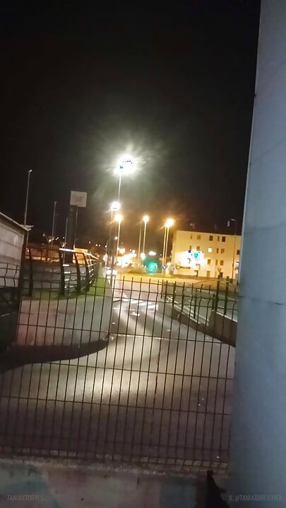 Taniax se masturbe dans les rues avec un gros gode noir en mini-jupe sexy