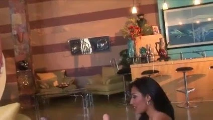 5 WOMAN HAVING FUN