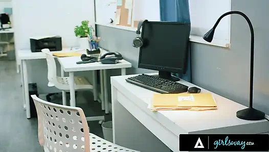 Girlsway - bos dominan casey calvert strap-on mendominasi asistennya anna claire clouds di kantornya