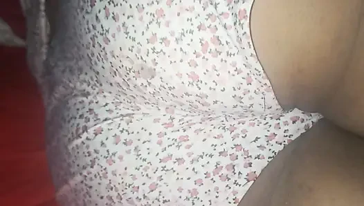 Üvey anne kıllısını görebilmem için bacaklarını açıyor