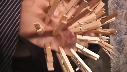 Jepitan pakaian di payudara