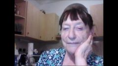 Настоящая итальянская бабушка Benilde показывает соски