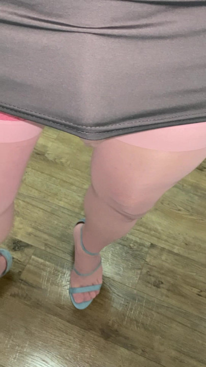 Crossdresser穿着高跟鞋和丝袜走动，穿着像放荡的cd一样，希望她是一个有小鸡巴的跨性别女性