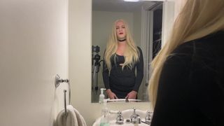 Blond crossdresser błyska majtkami