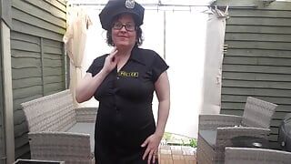 Sexy mujer policía cosplay desnudarse en medias de espera