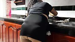 Das Service-Girl gibt mir einen leckeren Blowjob in der Küche