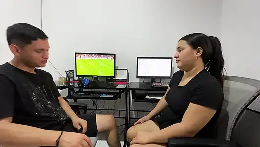 Geiler stiefbrust hilft seiner fetten stiefschwester bei ihren hausarbeiten mit fetter muschi im austausch für einen leckeren fick in seinem büro