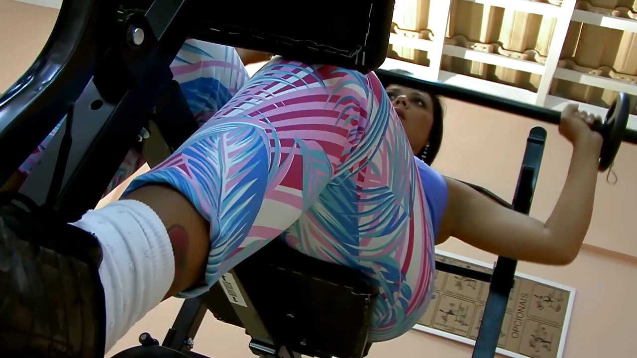 Latina-lesben Lecken Sich - Sport-bhs Aus, Finger Tief Drin Und Ein Lila Toy
